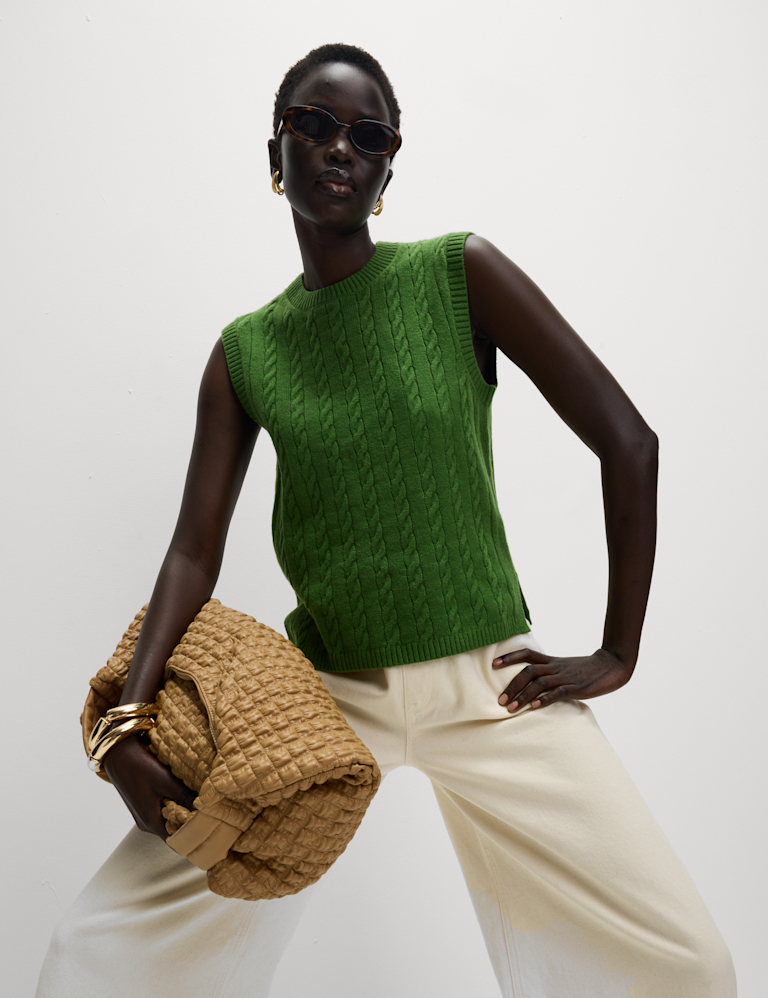 Air-Yarn Cable Knit Crew Neck Knitted Vest Air-Yarn Cable Knit Crew Neck Knitted Vest