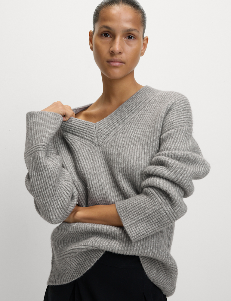 Cloud-Yarn Ribbed V-Neck Jumper