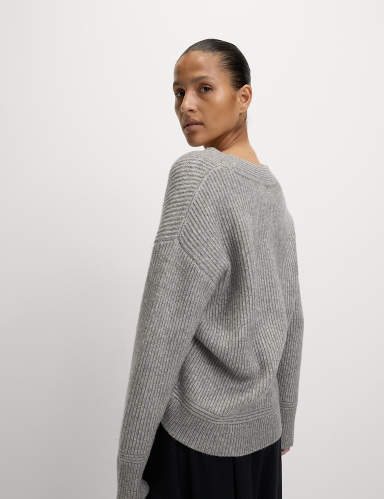 Cloud-Yarn Ribbed V-Neck Jumper