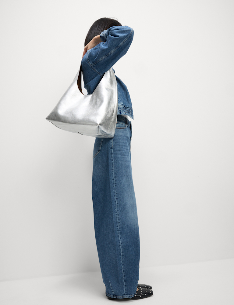 Relaxed Mid Rise Barrel Jeans