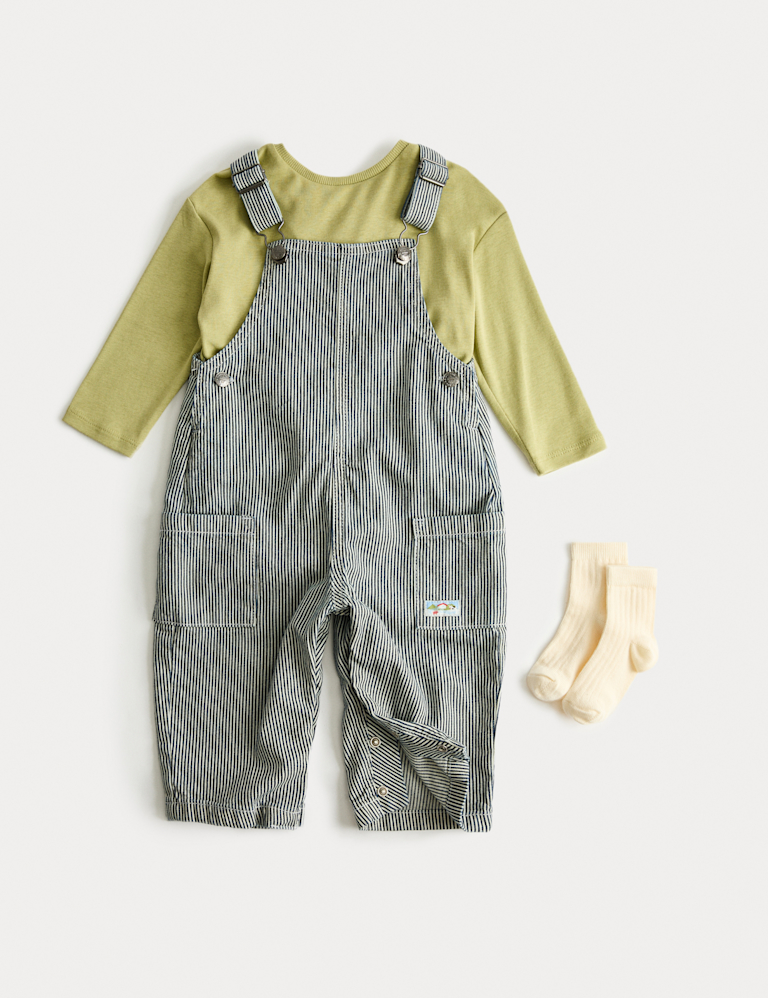 3 Piece Pinstripe Dungaree Outfit with Socks (0-3 Yrs) 3 Piece Pinstripe Dungaree Outfit with Socks (0-3 Yrs)