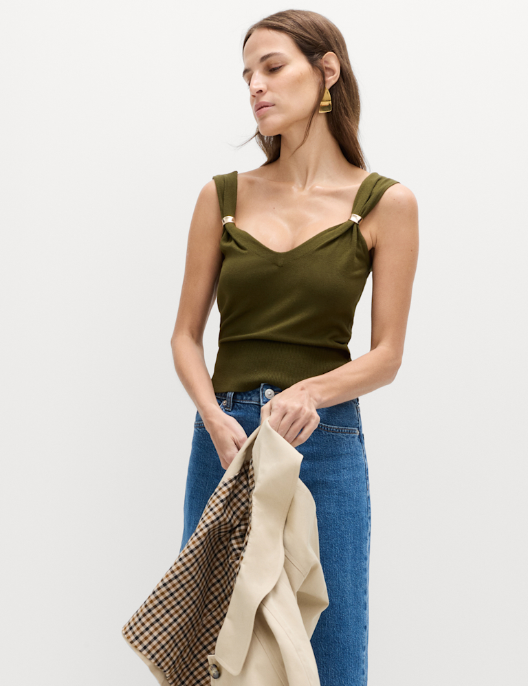 Hardware Detail Slim Fit Cropped Knitted Vest